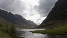 Loch Achtriochtan vanaf het noordwesten met uiterst links uitzicht op een deel van Aonach Eagach