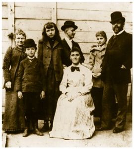 Dvořák gyda'i deulu a'i ffrindiau yn Efrog Newydd ym 1893. O'r chwith: ei wraig Anna, mab Antonín, Sadie Siebert, Josef Jan Kovařík (ysgrifennydd), mam Sadie Siebert, merch Otilie, Antonín Dvořák