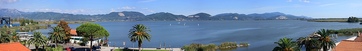 LagoMassaciuccoli panorama.jpg