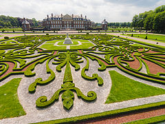 Blick über das Broderieparterre zum Corps de Logis