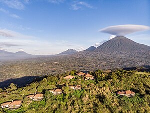 Blick von Kinoni auf die Virunga-Vulkane Muhabura (mit Lenticulariswolke), Gahinga, Sabyinyo und Visoke von rechts nach links