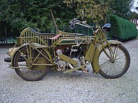 Matchless-JAP Model H uit 1919, een robuuste, luxe zijspancombinatie met voetkoppeling, drieversnellingsbak, voor- en achtervering, elektrische verlichting, geveerd zijspan met windscherm voor de passagier, beenschilden en onderling uitwisselbare wielen.