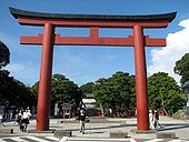 Torii rouge à l'entrée d'un sanctuaire shinto.