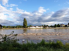 Remous sur l'Allier en crue à Vichy, juin 2020.jpg