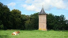 Landgoed met duiventil aan de overzijde