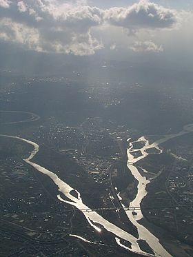 千曲川（左）・犀川合流点。写真左が若穂地域