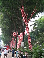 Ascension of Polka Dots on the Trees karya Yayoi Kusama di Singapore Biennale 2006 di Orchard Road, Singapura