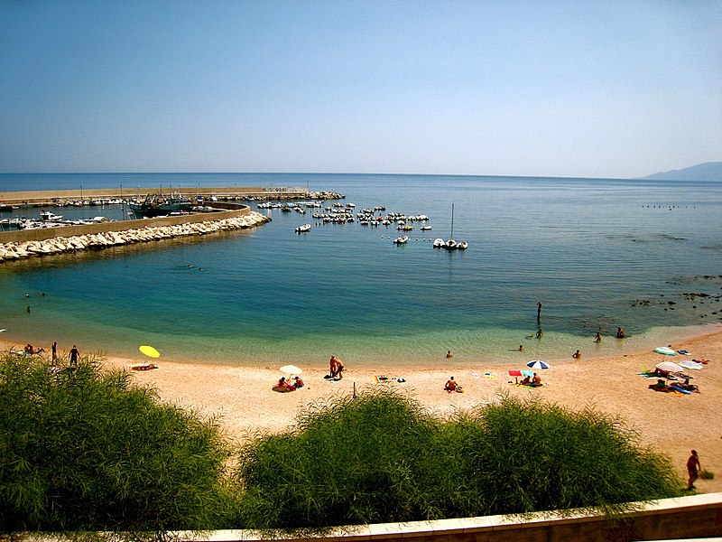 File:Beach View - panoramio - groothelm (1).jpg