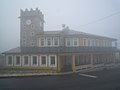 Casa do concello de Cervantes, situada nunha zona rural, nun día de néboa.