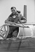 Sergent James Allen Ward debout dans le cockpit de son Vickers Wellington à Feltwell, Norfolk, juillet 1941.