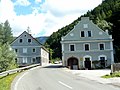 Reste von Radwerk XI; rechts ehemalige Gießhalle und links ehemalige Schmelzhalle (heute Wohnhäuser)