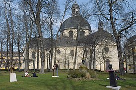 Parc de la Hauteur, chapelle de la Pitié-Salpêtrière avec sculptures de Roger Vène, acquises pour la commémoration des 400 ans de l'hôpital en 2013.