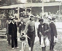 Premier Tour de France 1903, Hyppolite Aucouturier arrive avec le meilleur temps au vélodrome du Bazacle de Toulouse, le 8 juillet.jpg