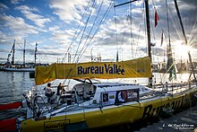 Voilier jaune et blanc à quai.