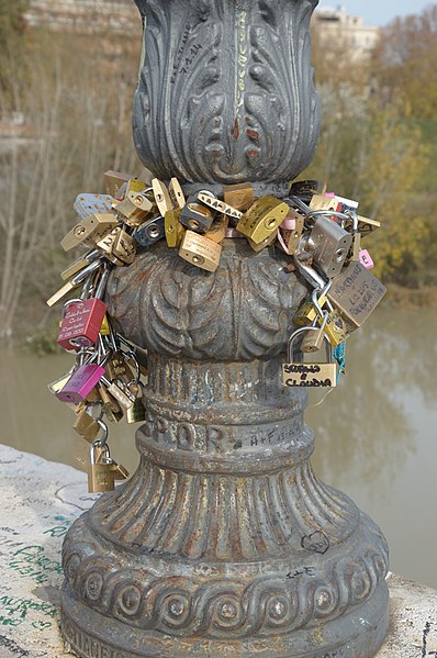 File:Pole with padlocks in Ponte Milvio.JPG