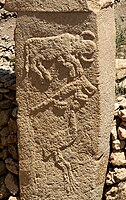 Baixo relevo do sítio arqueológico neolítico pré-oleiro de Göbekli Tepe, que se acredita representar um touro, uma raposa e um grou, c. 9 000 a.C.