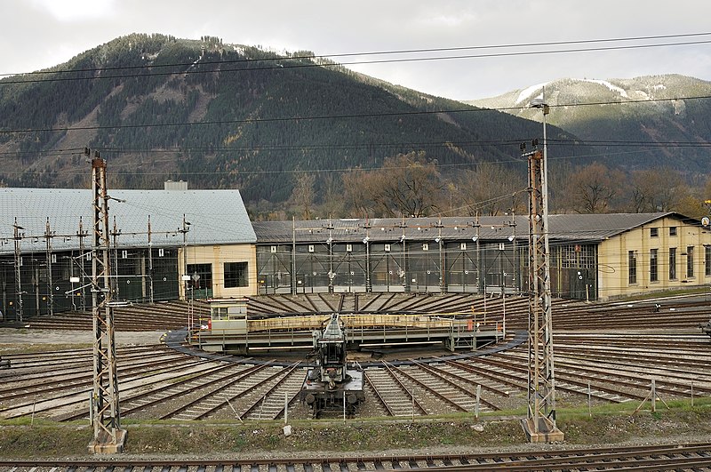 File:Selzthal Bahnhof Drehscheibe Rundlokschuppen 1.JPG