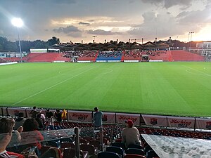 Blick auf die Westtribüne des Sportparks Unterhaching (Juli 2021)