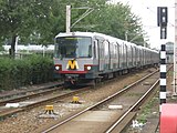 Rijtuig passeert een spoorwegovergang bij station Alexander; 2008.