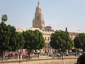 Casas em frente ao Rio Segura e, ao fundo, a Catedral de Santa Maria