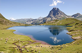 Le lac Gentau reflétant le pic du Midi d'Ossau, dans le sud-est.