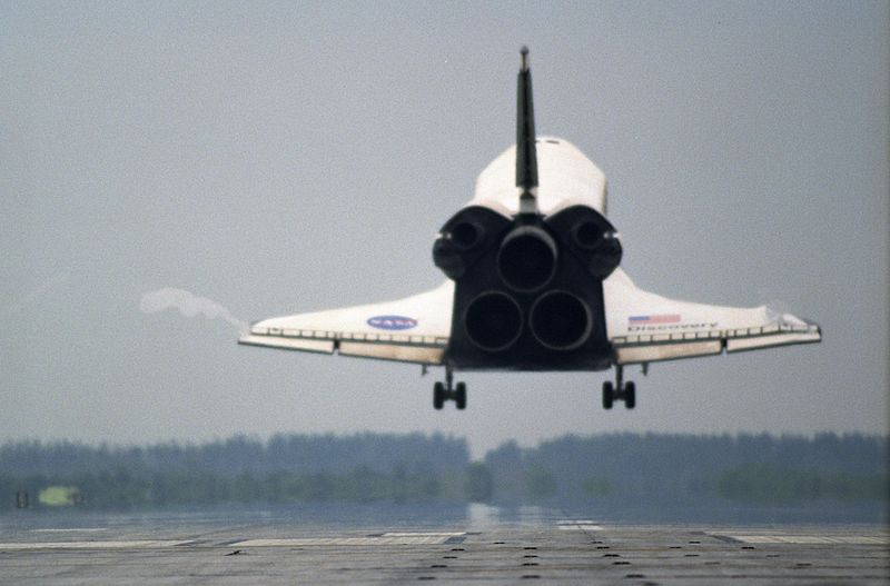 File:ShuttleDiscovery landing.jpg