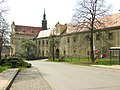 Photographie d'un bâtiment dominé par une église.