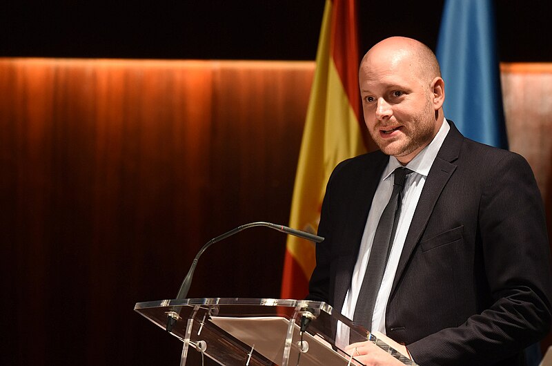 File:Adrián Giacchino al recibir para la Fundación el galardón Félix de Azara otorgado por la Diputación Provincial de Huesca, España, 2017.jpg