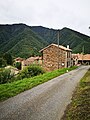 Hameau du Lauch (742 m) dominé par le Cap de Sarradère.