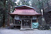 登山口付近の軍刀利神社