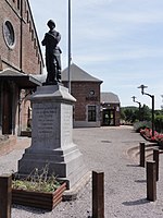 Poilu au repos (monument aux morts d'Amfroipret et Bermeries)