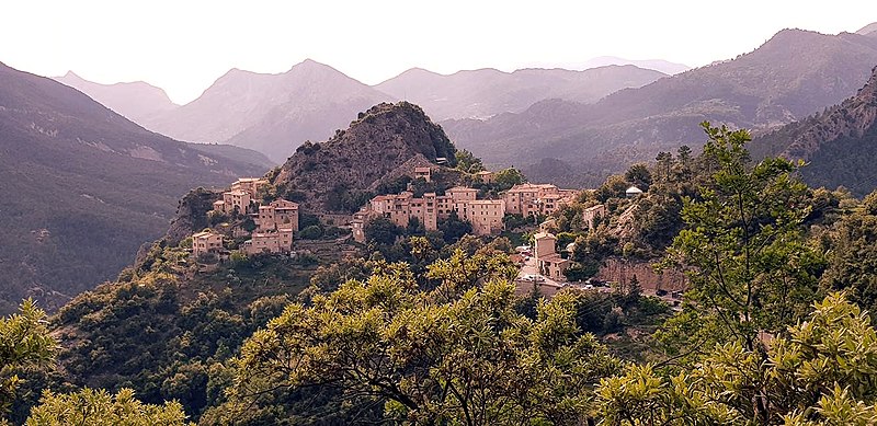 File:Blick auf Vieux Pierrefeu im Mai 2018.jpg