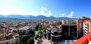 Blick über Korça vom neuen Aussichtsturm auf den Boulevard Shën Gjergji Richtung Auferstehungskathedrale (2016)