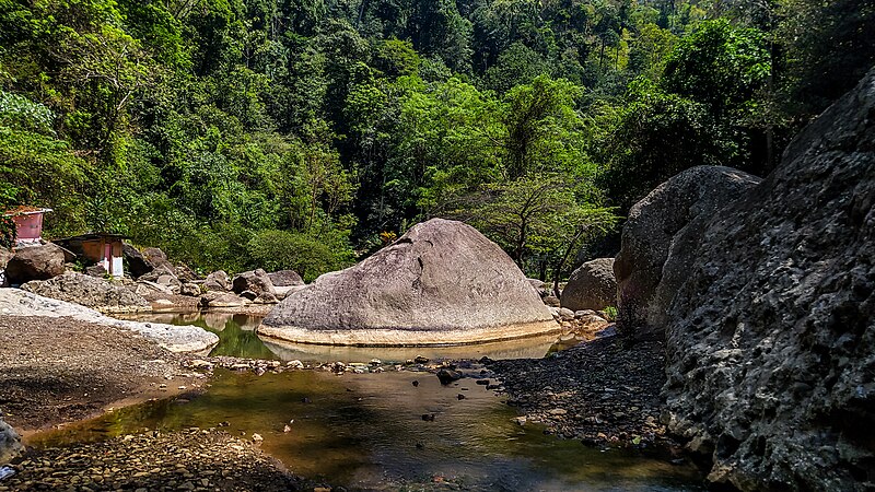 File:Large Boulder on the Old Stream of Citarum, Rajamandala.jpg