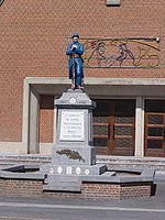 Poilu au repos (monument aux morts)