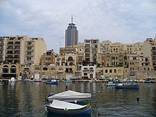 Spinola Bay met op de achtergrond de Portomaso Tower