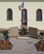 Monument aux morts des Première et Seconde Guerres mondiales.