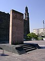 Monumento erigido em homenagem aos falecidos no massacre, na Praça das Três Culturas.