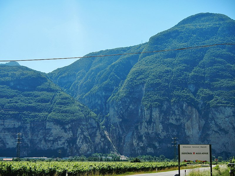 File:Etschtal Valle dell'Adige, Val d'Adige - panoramio (1).jpg