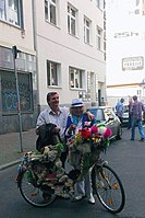 Emmanuel de Greco mit seinem Pelzfahrrad und der Pelzhändler Sotiros Kazakis in der Niddastraße