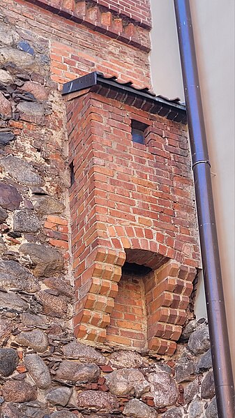 File:Latrine castle Bytów.jpg