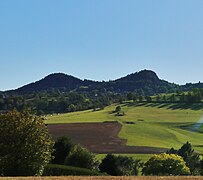 Le suc de Piou (gauche), et le suc de Saussac (droite).