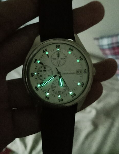 File:Seiko Chronograph radium.jpg