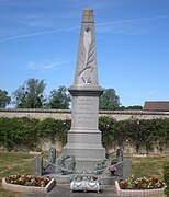 Le monument aux morts, rue Saint-Martin.