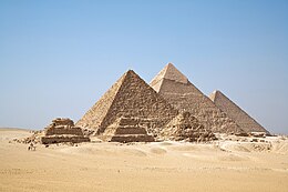 Six pyramides dans le désert