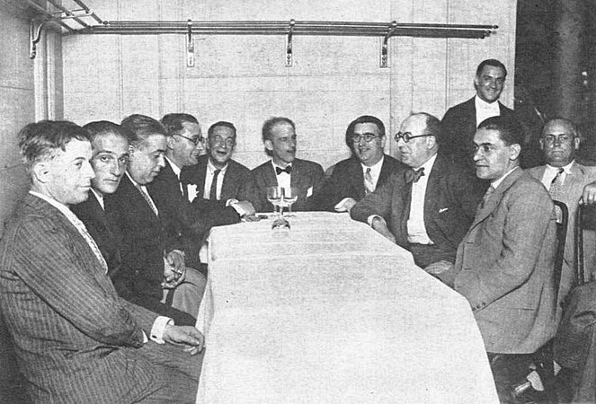 Deputados galegos de 1931. Ramón Suárez Picallo, Daniel Vázquez, Rodríguez Cadarso, Castelao, Nóvoa Santos, Antón Villar Ponte, Poza Juncal, Otero Pedrayo e Antón Alonso Ríos.