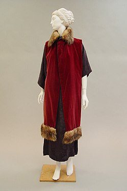 Mit Opossum besetztes Chasuble (Paul Poiret, 1912, Metropolitan Museum of Art)