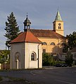 La capilla (la Špitální kaple) y la iglesia (la kostel sv. Máří Magdaleny)