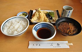 Tempura-Menü mit Reis, Suppe, Tentsuyu-Sauce, Tsukemono, frittierte Garnelen und Fisch mit Tee