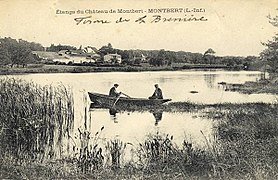 Photographie en noir et blanc d'un grand plan d'eau sur lequel vogue une barque.